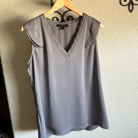 Banana Republic Tops - EUC Banana Republic sleeveless blouse in a silvery gray crepe fabric
